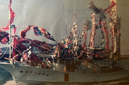 大漁旗で満艦飾の海盛丸